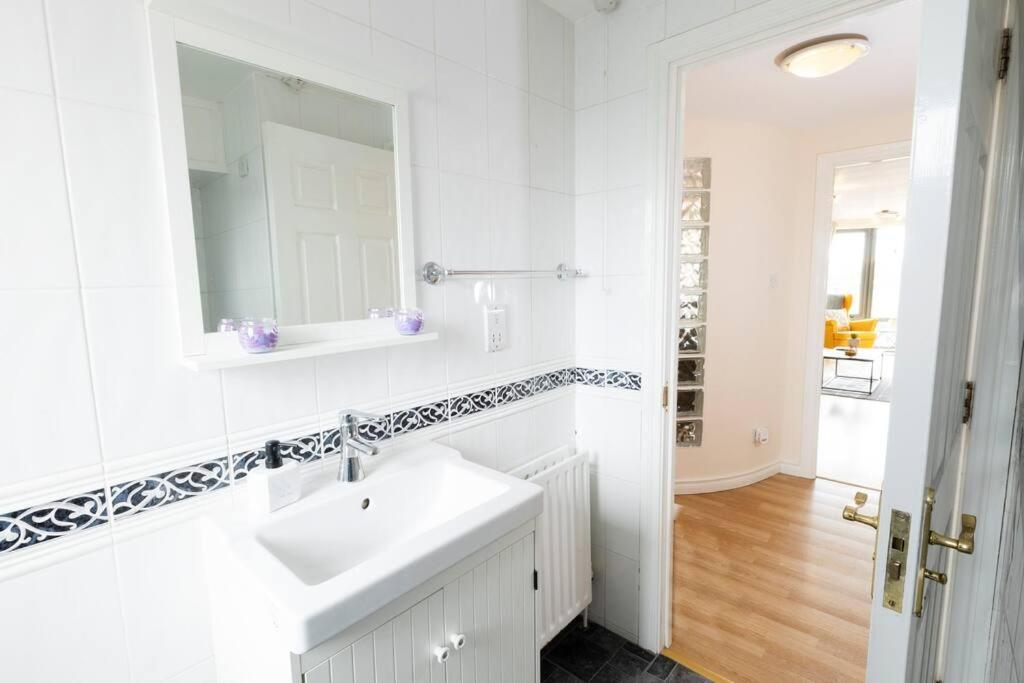 Stunning Views And Side-belfast City-2 Bedroom-5 Guests-wifi & Parking * Belfast