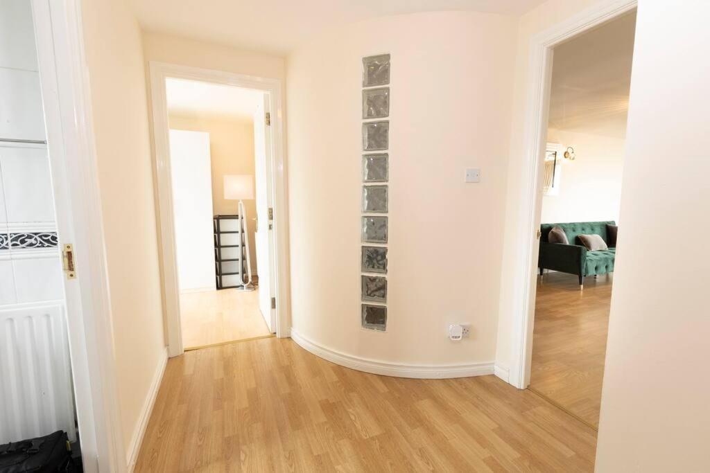 Stunning Views And Side-belfast City-2 Bedroom-5 Guests-wifi & Parking Apartment Belfast