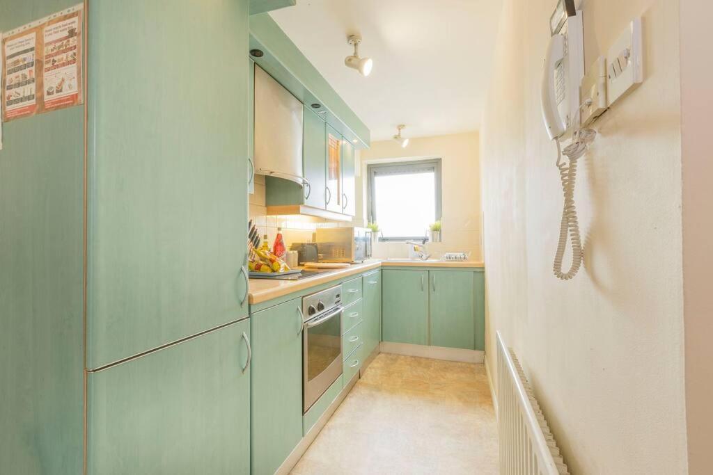 Stunning Views And Side-belfast City-2 Bedroom-5 Guests-wifi & Parking Apartment Belfast